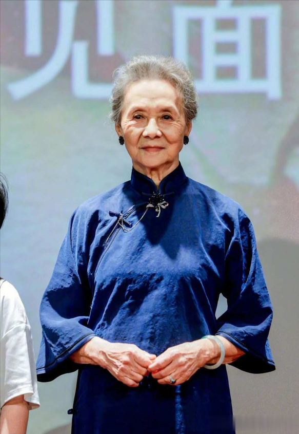吴彦姝是我见过最端庄的“老年奶奶”:发盘起、裙过膝,真优雅