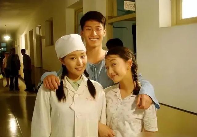 央视点名表扬,雷佳音赵丽颖们开了个好头!电影圈的“天”,变了