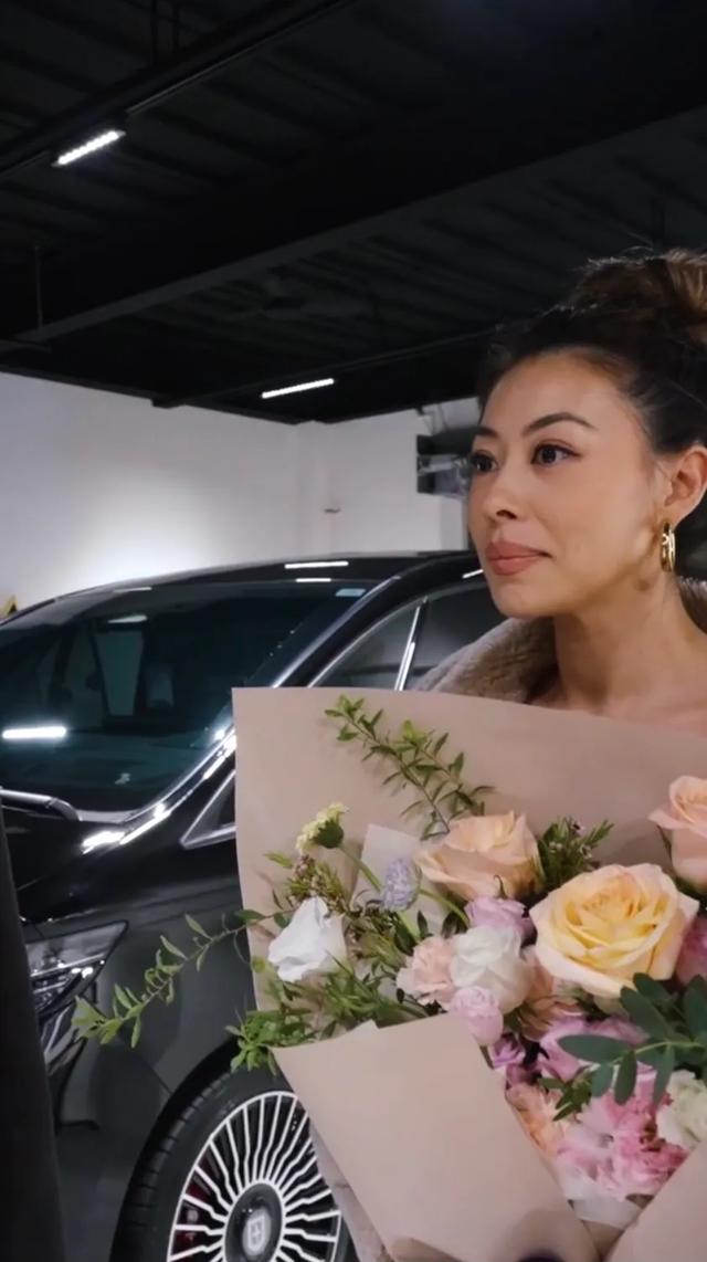 王阳明送爱妻奔驰大G,蔡诗芸笑的合不拢嘴,这份礼物真豪气!