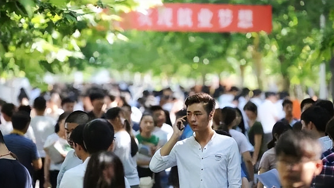 “穷人定律”有多可怕？底层家庭的父母，普遍让孩子从事3种工作