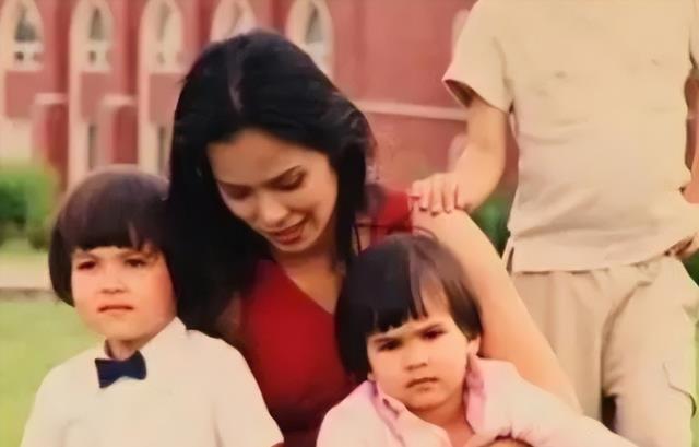 60岁韦唯现状：家暴前夫离世，车祸脊柱断裂，3个混血儿子已回国！