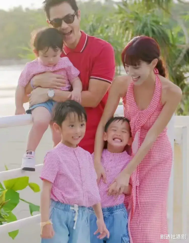 TVB视帝夫妻出国度假,小娇妻素颜抗打,心情大好懒理不利传闻