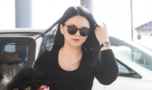 郭晶晶低调捐款三个亿,力压百万伙食费的李湘,真假贵妇一目了然