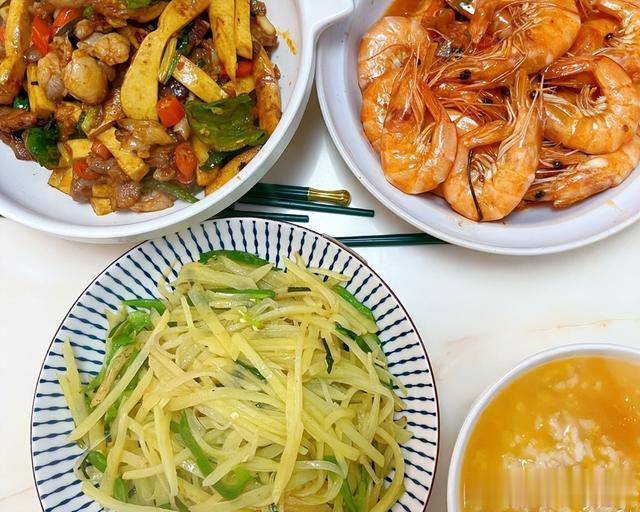 13岁男孩晒妈妈上班前后伙食对比,家里伙食大变样,网友:很心酸