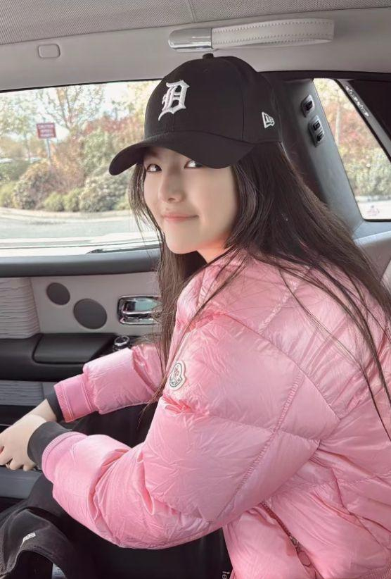 李湘晒王岳伦远赴英国陪女儿，900万豪车考驾照，王诗龄坐姿豪迈