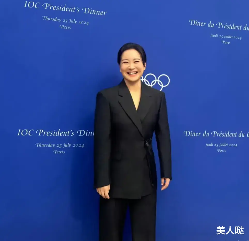 42岁贾玲出席巴黎奥委会晚宴，穿3万5西装霸气侧漏，富贵险中求！