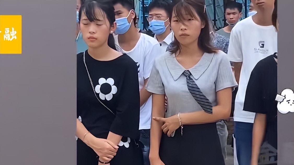 进厂好难！一群年轻人工厂外被招聘方多种要求限制，网友炸锅！