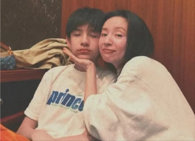 董洁14岁儿子神似梁朝伟，大鼻子如出一辙，网友疑惑重重