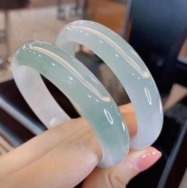 翡翠手镯挑选秘籍：避开陷阱，选对不上当！