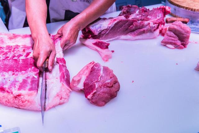 体检查出低密度脂蛋白偏高的人，建议远离4种食物，日常要多注意