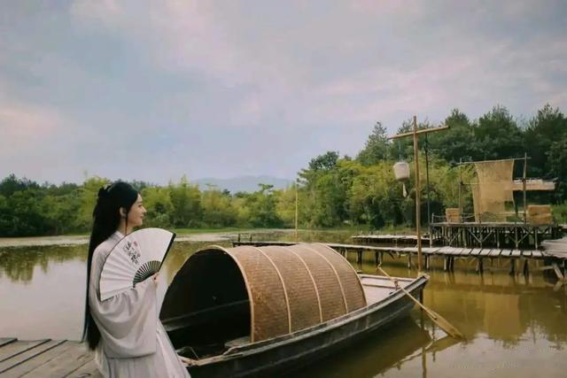 赵丽颖工作室晒沙滩照,赵丽颖越看越像凤凰了