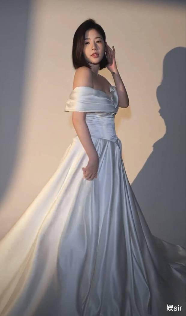 黄一鸣又整活!一个人穿白抹胸裙拍婚纱照,自曝收到男网友求爱信!