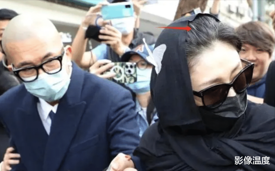 小S公公一场葬礼，却被大S抢尽风头，穿汪小菲买的衣服，疑似当妈妈了