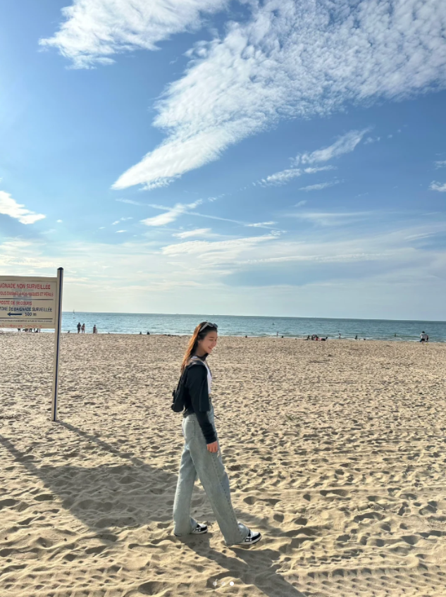 陈梦分享海边美照，露出小蛮腰又酷又美，私服穿搭引网友疯狂舔屏