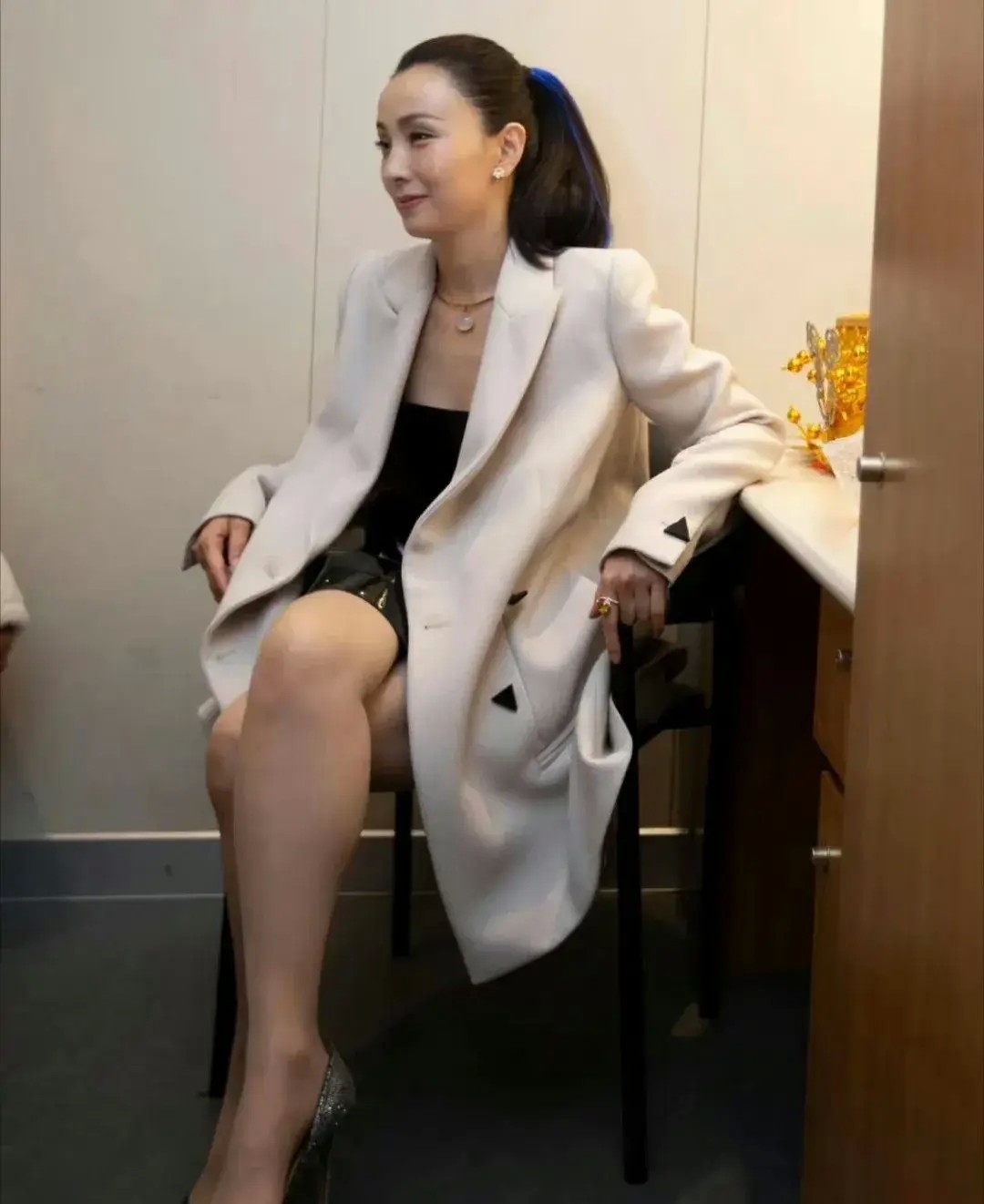 小陶虹后台秀肉丝美腿,年过半百依旧迷人,你还会为她心动吗?