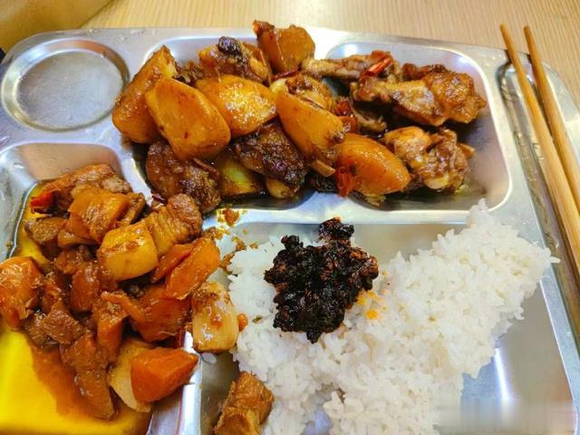 小伙去海底捞上班本想减肥,没想到工作餐太丰盛,半年胖了20斤