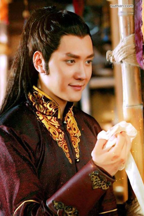 当45岁乔振宇和45岁冯绍峰同框，才彻底懂，颜值扛不扛老区别真大