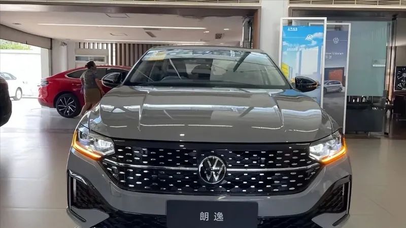 养一台10万的电车和10万的油车，费用差距有多大？车主讲出实情