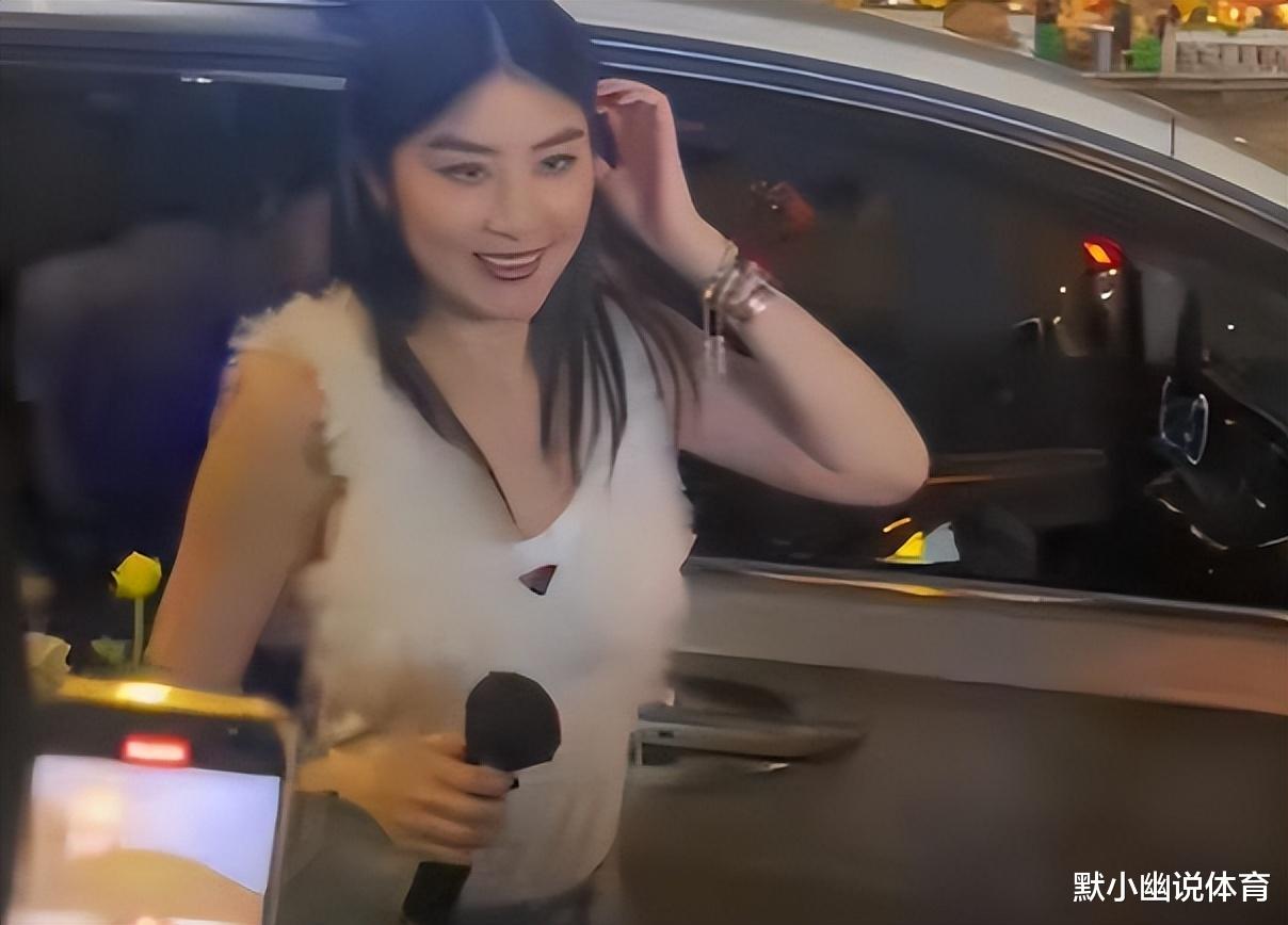 51岁陈慧琳街头献唱，近照曝光！下巴处皱纹明显，评论区炸锅！