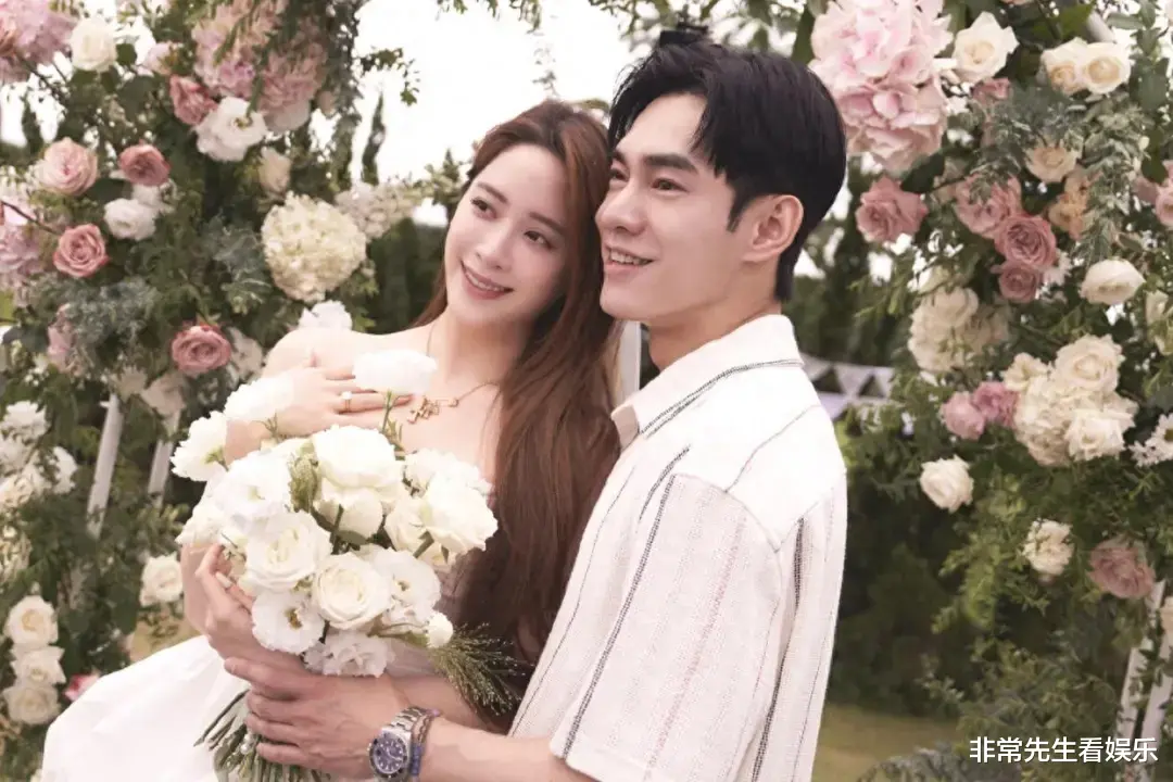 欧阳妮妮求婚现场，被爸爸嘴对嘴亲吻，未婚夫不尴尬吗？网友直言生理不适