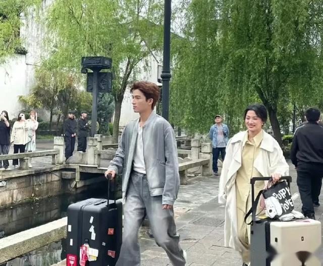 《五福临门》剧综路透曝光,四对CP齐现身,卢昱晓造型被吐槽太普