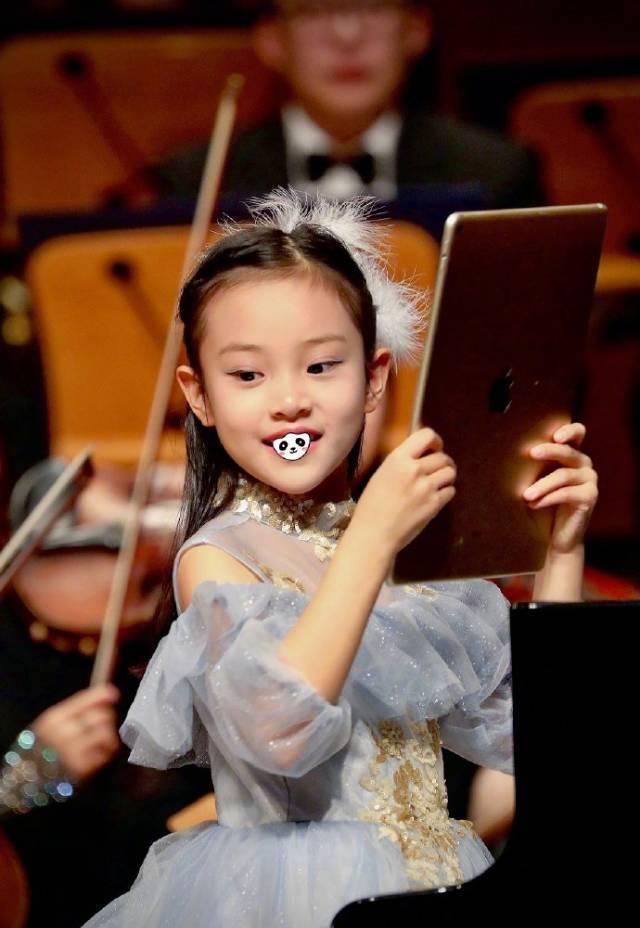 刘德华12岁女儿近照曝光,被低调富养,11岁办画展,如今长这样