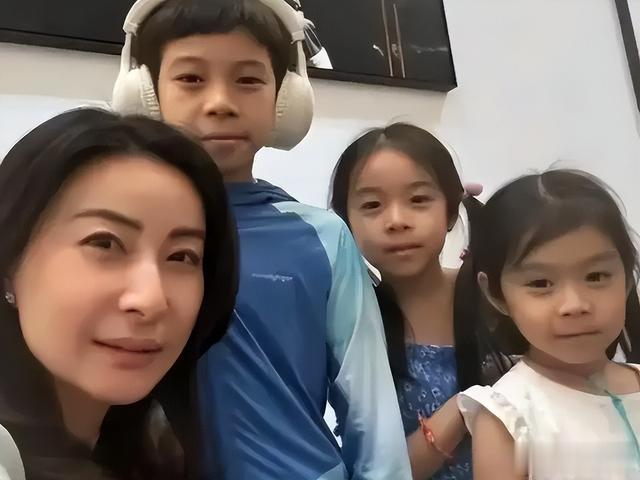 郭晶晶全家出游！郭妈与朱玲玲同框差别大，现任老公罗瑞康同游