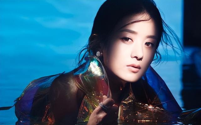 赵丽颖陪儿子小区玩耍,剪短发穿增高鞋很朴素,5岁想想长势喜人