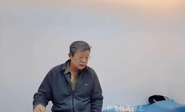 42岁车晓带父亲看中医，车晓彤满头白发状态极佳，强势发言引热议
