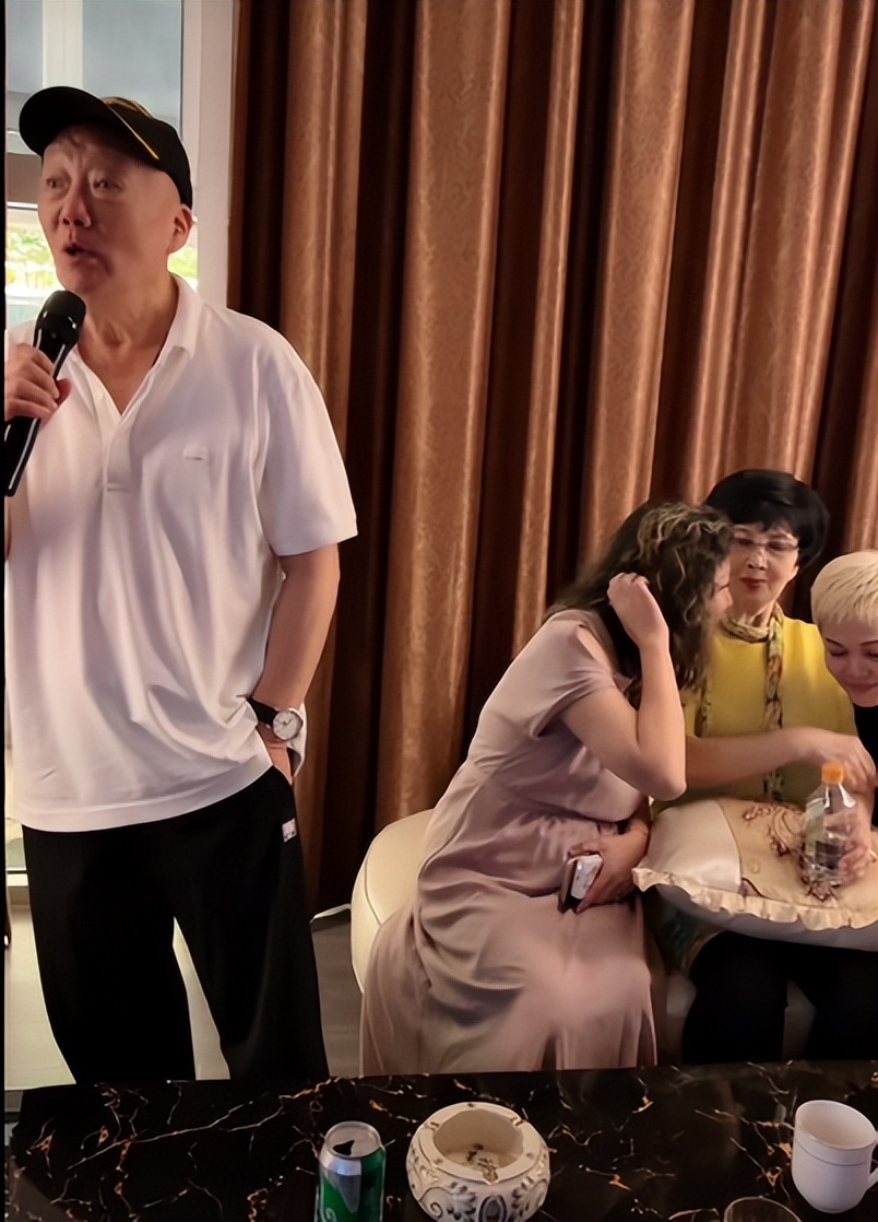 演员章晓申去世,娶“厂花”吴海燕成人生赢家,晚年同框照曝光