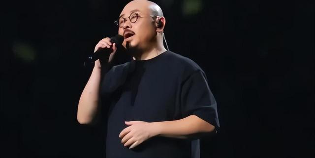 原来她就是陪伴刀郎30年的妻子，难怪刀郎会以这种方式再登神坛！