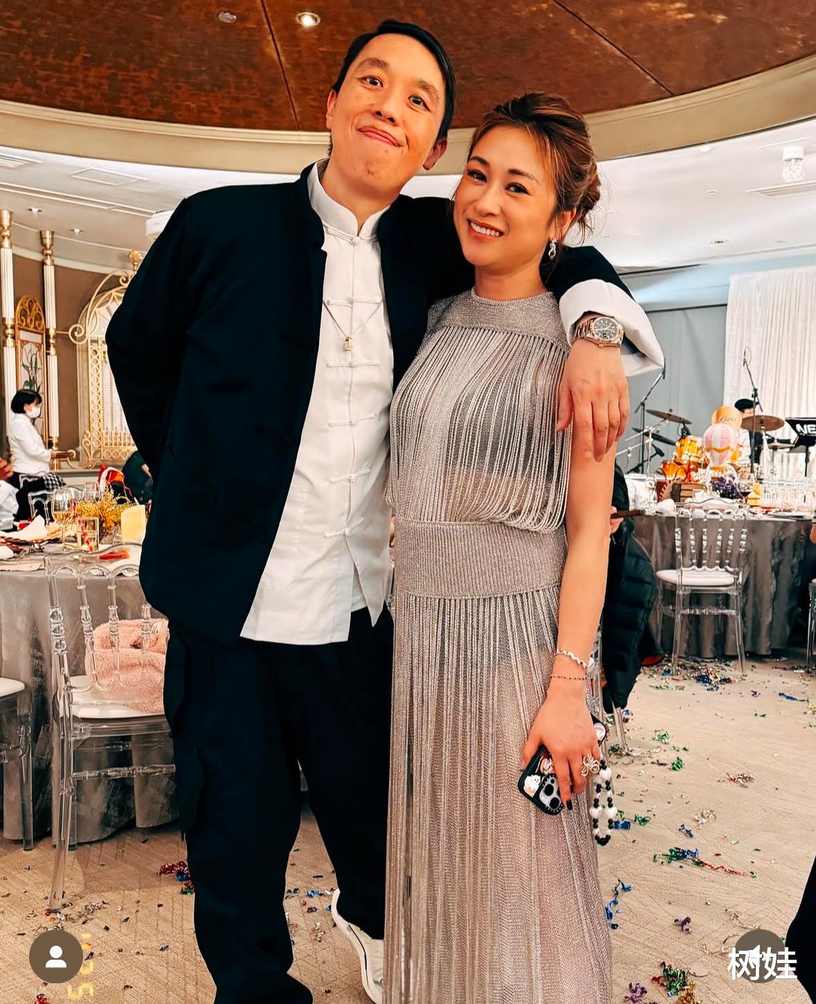 袁咏仪出席好友结婚周年晚宴，穿旗袍好端庄，邱淑贞也在低调优雅