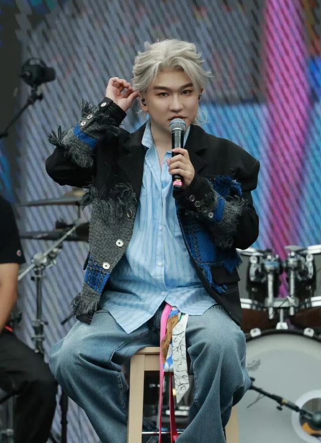 年底,会唱不会唱的明星都开演唱会了?