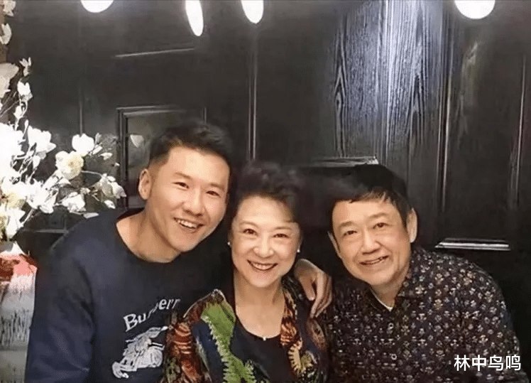 王馥荔丈夫举办追悼会，儿子王骁公开死因，妻子王馥荔很悲伤