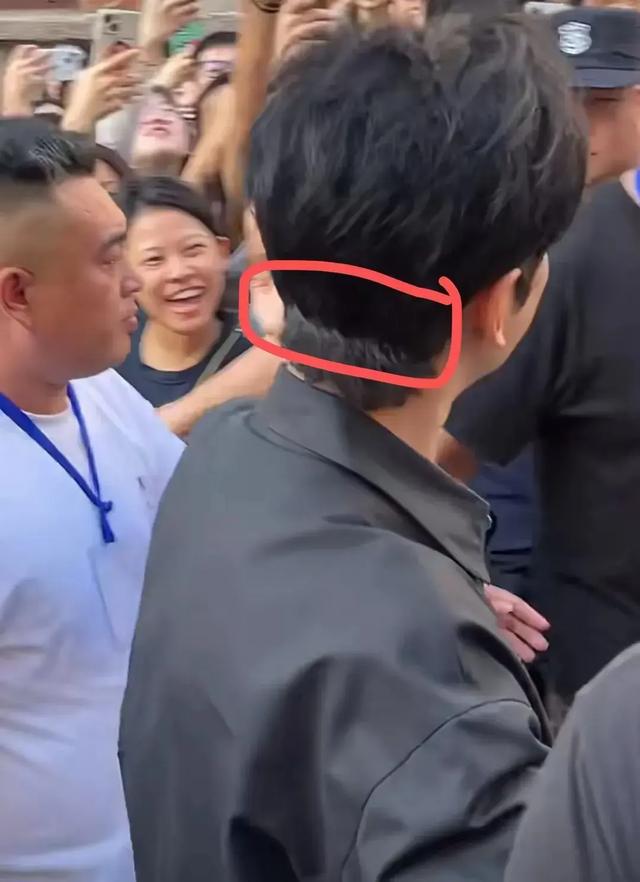 黄晓明现身青岛被拍，一头浓密黑发却是假发，假发分层很明显