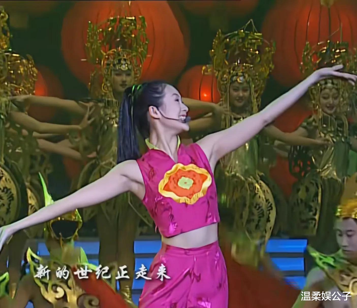 章子怡第一次上春晚,工作人员被其美貌“惊到了”,她当年有多火