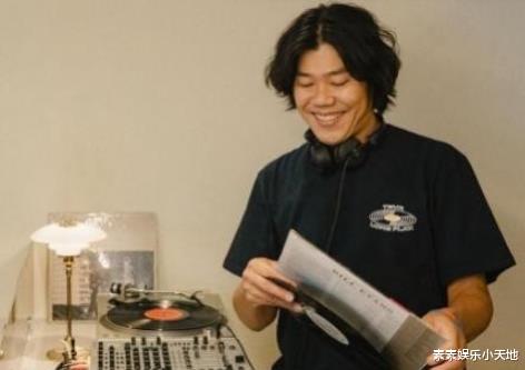 44岁韩星李孝利结婚11周年，和李尚顺甜蜜亲吻，夫妻相互感谢