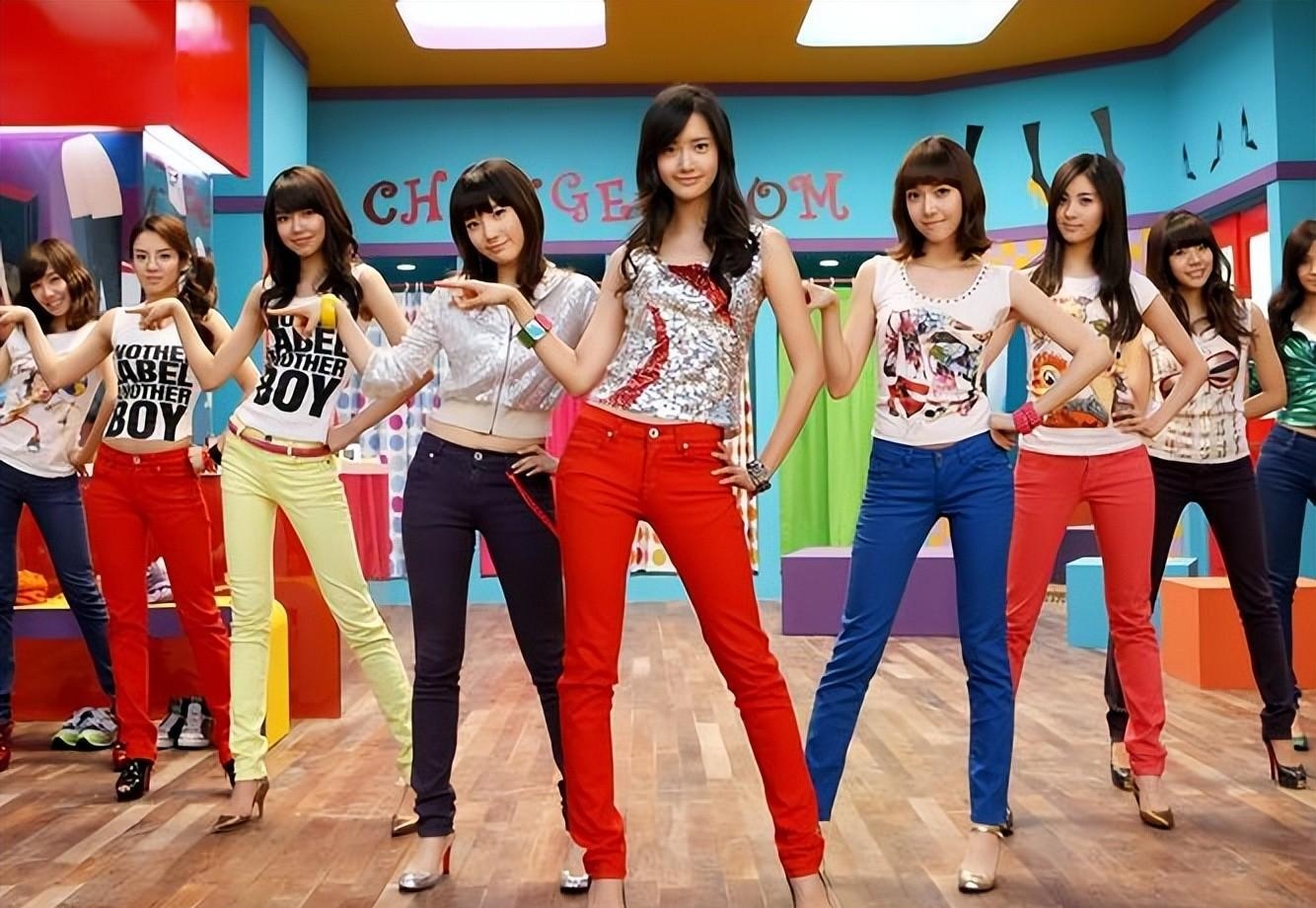 初代女团权俞利罕露面:老头衫、脏人字拖吃自助,变化大到认不出