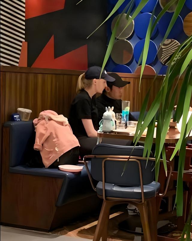 撒贝宁携家人游黄山，和路人合影毫无架子！4岁女儿露脸呆萌可爱