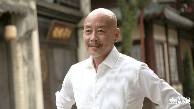 67岁TVB老戏骨宣布离巢，曾是古天乐的御用配音，网友感到惊讶和不舍