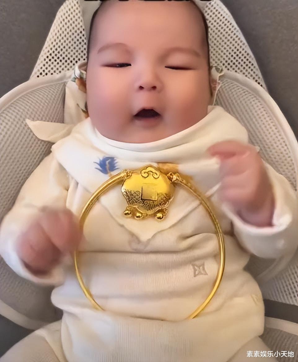 赵本山外孙3个月重13斤，外婆送金碗金筷金勺，一堆金器羡煞旁人