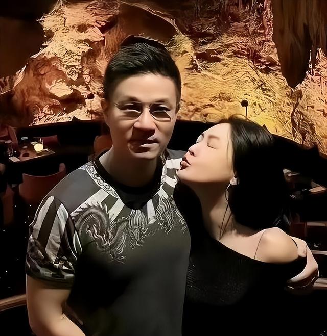 S妈心痛不已!汪小菲断供后,家族昔日辉煌成泡沫,言:悔之不及