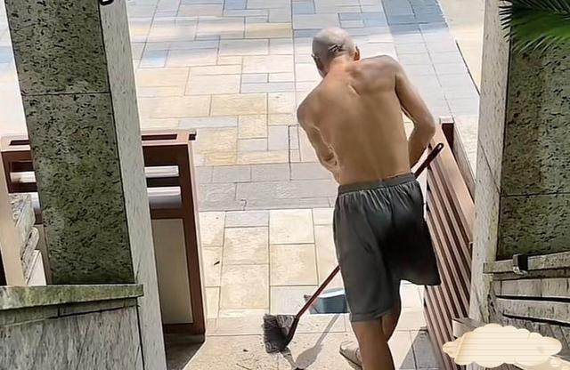 61岁江华穿拖鞋赤身扫地,身材健硕胜过同龄人,淡泊名利活得自在