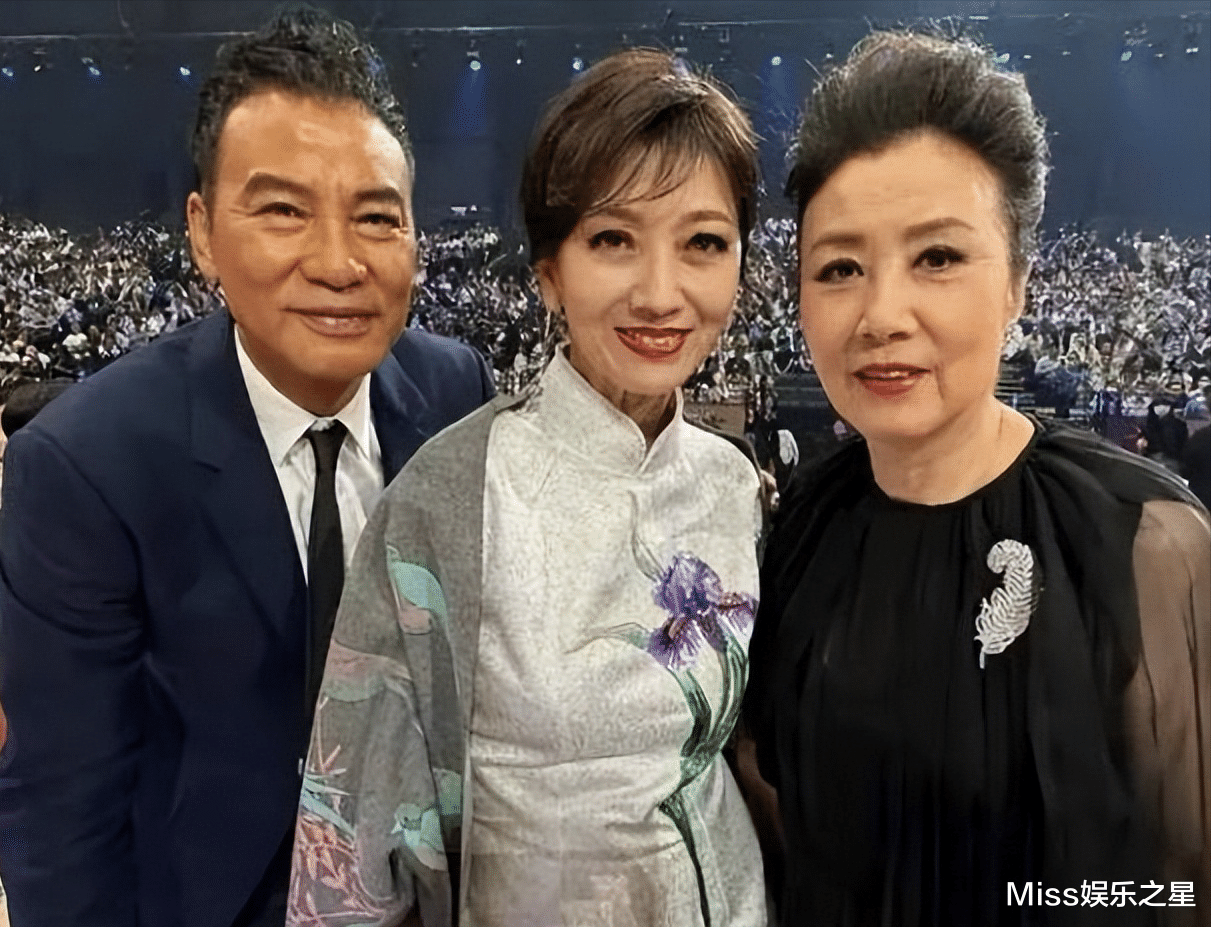 “优雅女神”赵雅芝,与76岁汪明荃同框,两人生图状态差异引热议