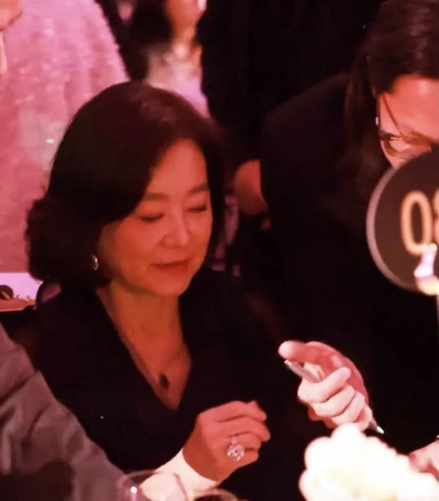 70岁林青霞上海领奖,生图被网友吐槽:面相变凶,老了胖了像大妈
