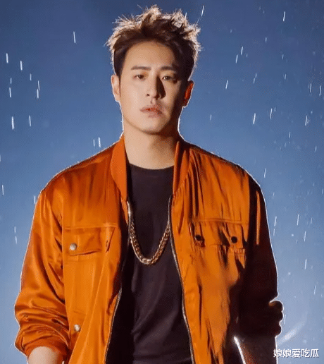 潘玮柏28岁娇妻穿一条丝巾当上衣,好身材展露无遗,难怪结婚4年这么低调