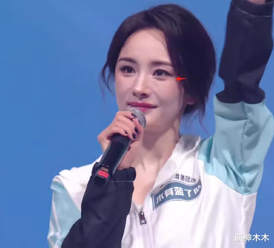 38岁杨幂和张艺谋同框,点头哈腰忙着社交,积极表现粉丝期待合作