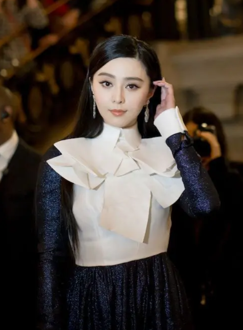 范冰冰明明是美在五官,别人却学她没腮帮子的脸型