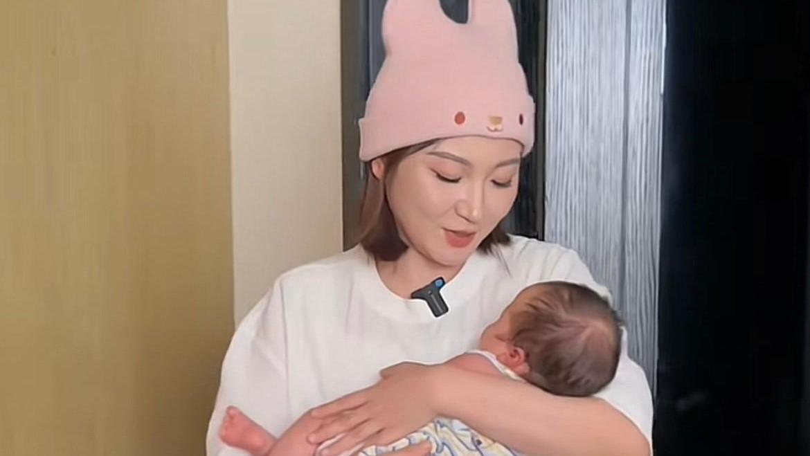王暖暖晒儿子满月照，五官像泰国人，网友辣评：还是中国基因好