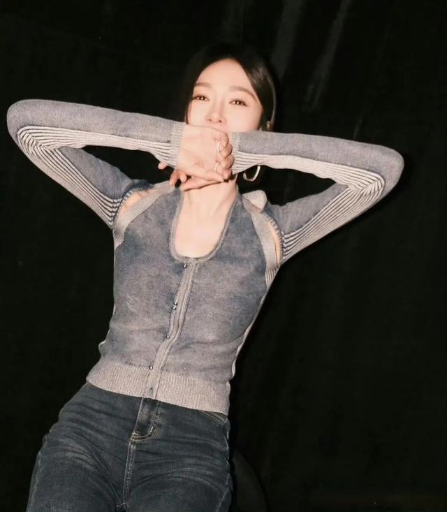 秦岚——紧身牛仔裤太有魅力了!